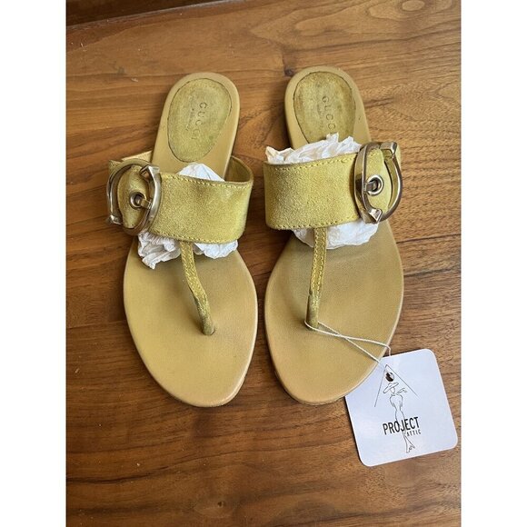 Gucci Women’s Chartreuse Suede Leather & Gold-tone Buckle Thong Sandals 6.5 B - Picture 1 of 12